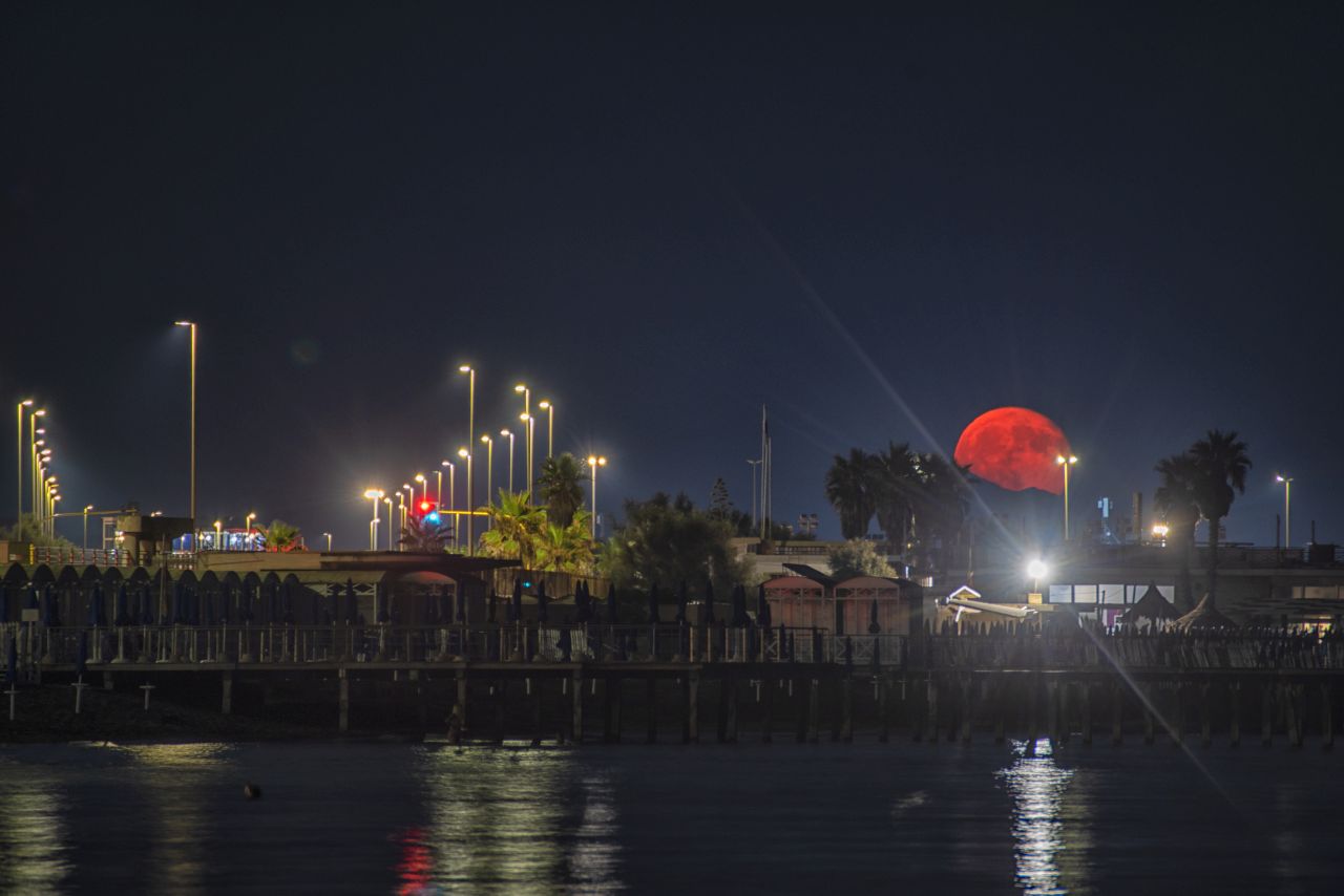 Ostia, notte di San Lorenzo: la Luna piena si prende la scena dietro i Lepini